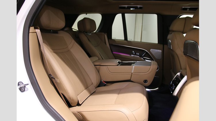 2024 認定中古車 Land Rover Range Rover オストゥーニパールホワイト（お取り扱いの有無については正規ディーラーにお問い合わせください） P550 AWD PHEV（AT） スタンダードホイールベース Autobiography