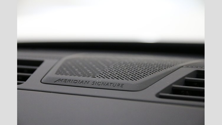 2024 認定中古車 Land Rover Range Rover オストゥーニパールホワイト（お取り扱いの有無については正規ディーラーにお問い合わせください） P550 AWD PHEV（AT） スタンダードホイールベース Autobiography