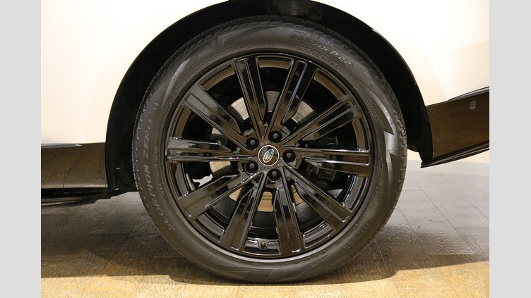 2024 認定中古車 Land Rover Range Rover オストゥーニパールホワイト（お取り扱いの有無については正規ディーラーにお問い合わせください） P550 AWD PHEV（AT） スタンダードホイールベース Autobiography