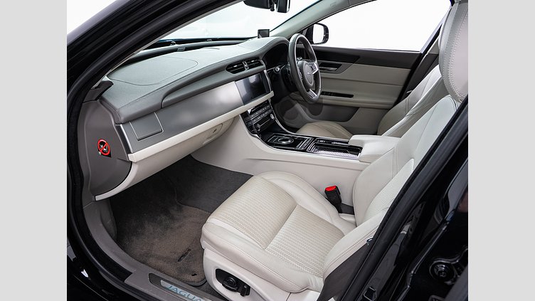 2018 認定中古車 Jaguar XF Narvik Black 2.0PET プレステージ