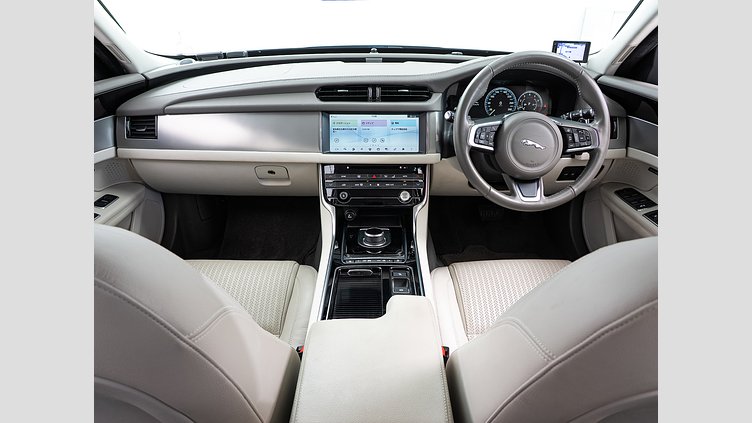 2018 認定中古車 Jaguar XF Narvik Black 2.0PET プレステージ