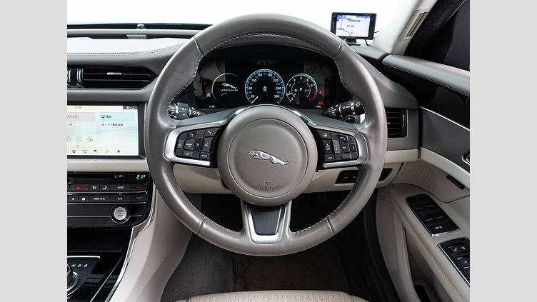 2018 認定中古車 Jaguar XF Narvik Black 2.0PET プレステージ