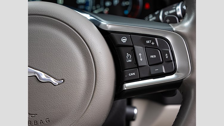 2018 認定中古車 Jaguar XF Narvik Black 2.0PET プレステージ