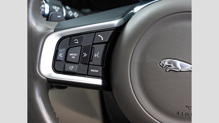 2018 認定中古車 Jaguar XF Narvik Black 2.0PET プレステージ