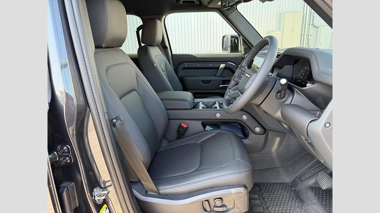2025 認定中古車 Land Rover Defender 110 カルパチアングレイ P300 ガソリン X-Dynamic SE