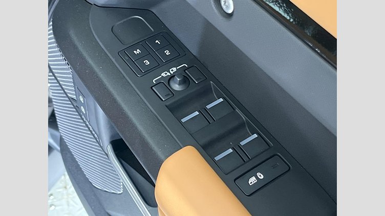 2024 認定中古車 Land Rover Defender 110 サントリーニブラック P525 AWD (AT) V8