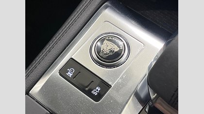 F-Pace 51
