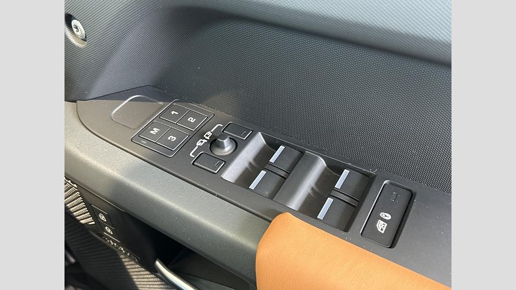 2023 認定中古車 Land Rover Defender 110 サントリーニブラック D300 AWD（AT） X