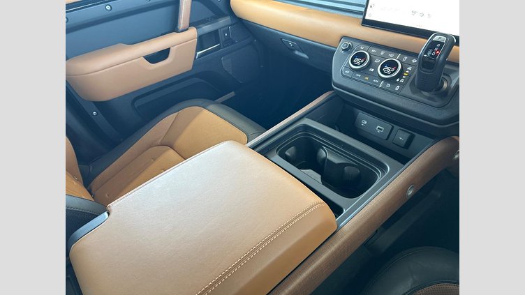 2023 認定中古車 Land Rover Defender 110 サントリーニブラック D300 AWD（AT） X