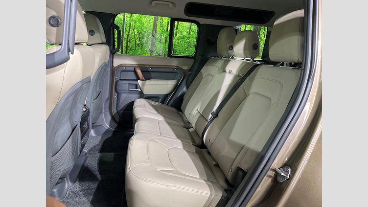 2024 認定中古車 Land Rover Defender 110 ゴンドワナストーン D300 AWD（AT） S