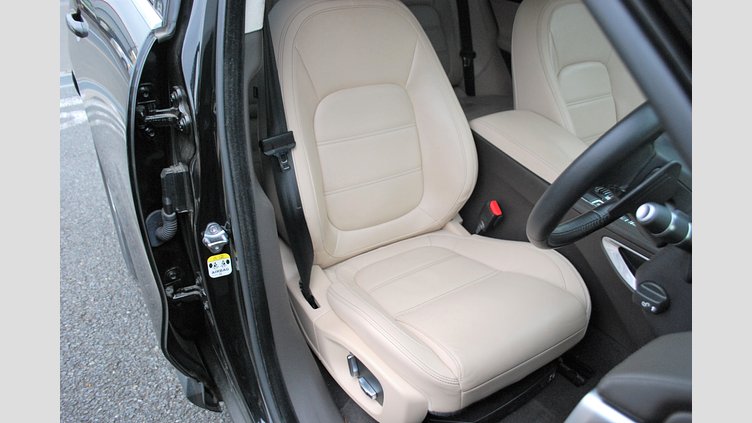 2019 認定中古車 Jaguar F-Pace Santorini Black 2.0 litre i4D Diesel prestige