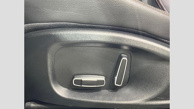 2019 認定中古車 Jaguar F-Pace Fuji White 2.0 litre i4D Diesel プレステージ