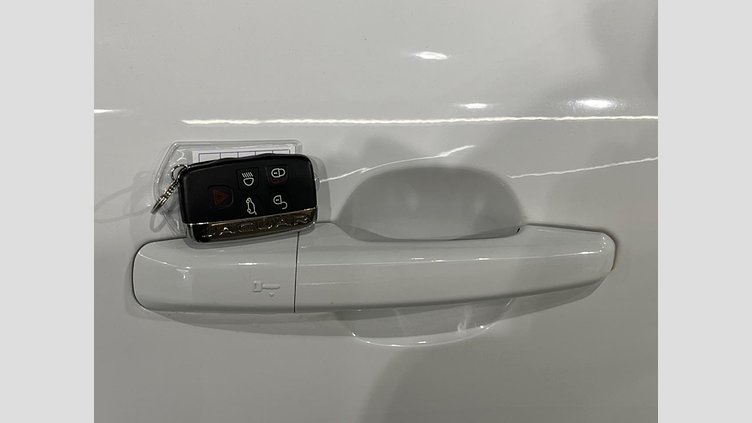 2019 認定中古車 Jaguar F-Pace Fuji White 2.0 litre i4D Diesel プレステージ