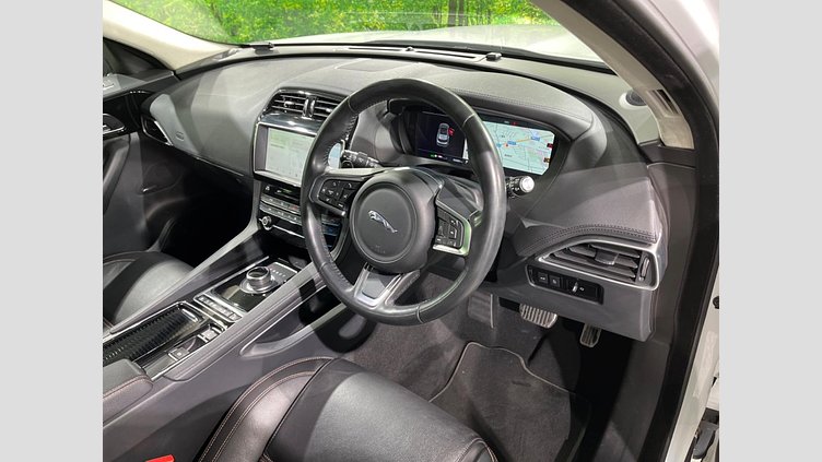 2019 認定中古車 Jaguar F-Pace Fuji White 2.0 litre i4D Diesel プレステージ