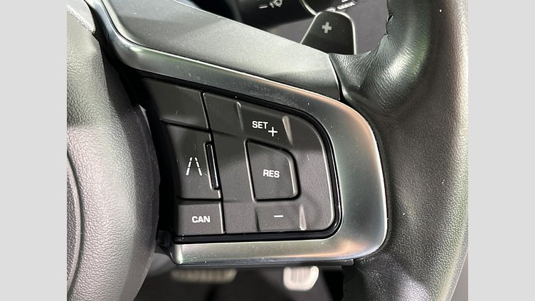 2019 認定中古車 Jaguar F-Pace Fuji White 2.0 litre i4D Diesel プレステージ