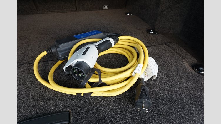 2021 認定中古車 Land Rover Range Rover ユーロンホワイト P400e 2.0リッターSi4 404PS プラグインハイブリッド （PHEV） スタンダードホイールベース VOGUE