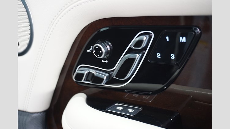 2021 認定中古車 Land Rover Range Rover ユーロンホワイト P400e 2.0リッターSi4 404PS プラグインハイブリッド （PHEV） スタンダードホイールベース VOGUE