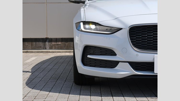 2019 認定中古車 Jaguar XE ユーロンホワイト D180 RWD AUTOMATIC 4 door Saloon S
