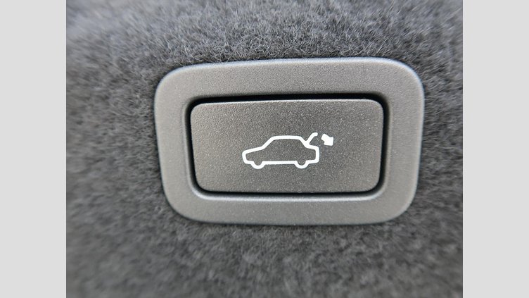 2019 認定中古車 Jaguar XE ユーロンホワイト D180 RWD AUTOMATIC 4 door Saloon S