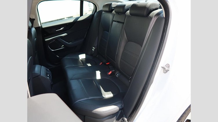 2019 認定中古車 Jaguar XE ユーロンホワイト D180 RWD AUTOMATIC 4 door Saloon S