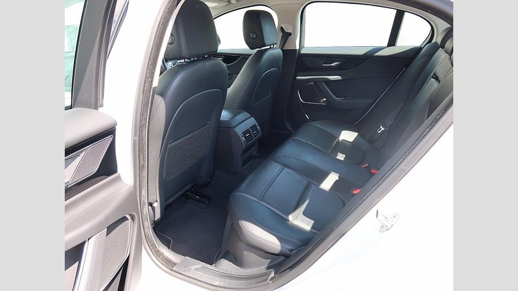 2019 認定中古車 Jaguar XE ユーロンホワイト D180 RWD AUTOMATIC 4 door Saloon S