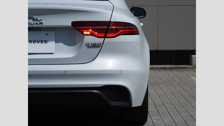 2019 認定中古車 Jaguar XE ユーロンホワイト D180 RWD AUTOMATIC 4 door Saloon S