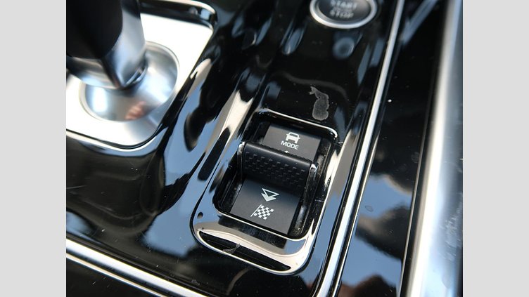 2019 認定中古車 Jaguar XE ユーロンホワイト D180 RWD AUTOMATIC 4 door Saloon S