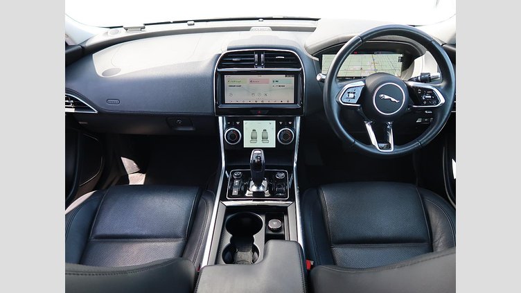 2019 認定中古車 Jaguar XE ユーロンホワイト D180 RWD AUTOMATIC 4 door Saloon S