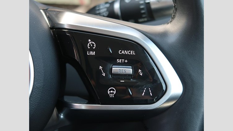 2019 認定中古車 Jaguar XE ユーロンホワイト D180 RWD AUTOMATIC 4 door Saloon S