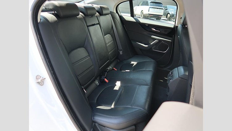 2019 認定中古車 Jaguar XE ユーロンホワイト D180 RWD AUTOMATIC 4 door Saloon S