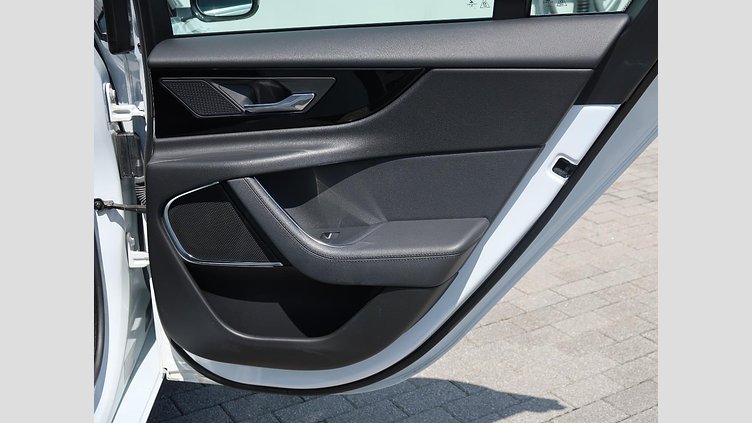 2019 認定中古車 Jaguar XE ユーロンホワイト D180 RWD AUTOMATIC 4 door Saloon S