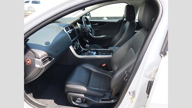 2019 認定中古車 Jaguar XE ユーロンホワイト D180 RWD AUTOMATIC 4 door Saloon S