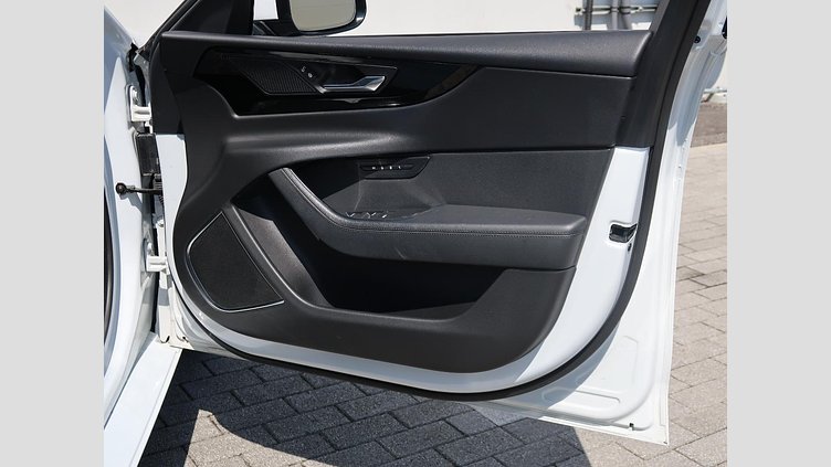 2019 認定中古車 Jaguar XE ユーロンホワイト D180 RWD AUTOMATIC 4 door Saloon S