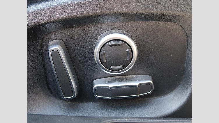 2019 認定中古車 Jaguar XE ユーロンホワイト D180 RWD AUTOMATIC 4 door Saloon S