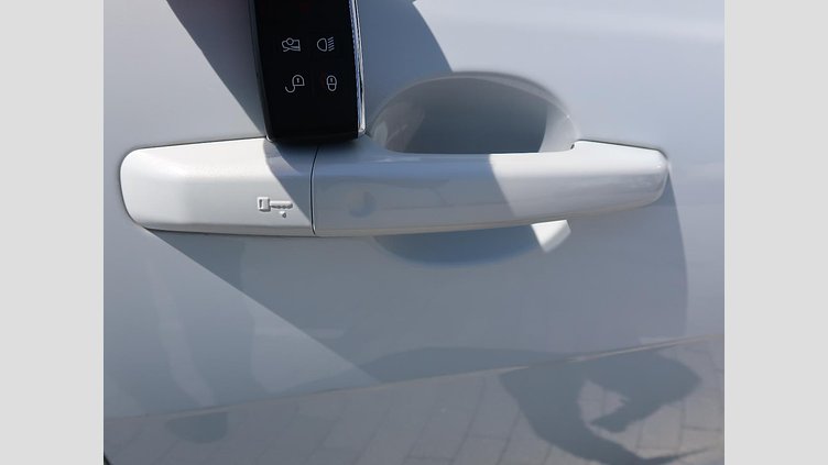 2019 認定中古車 Jaguar XE ユーロンホワイト D180 RWD AUTOMATIC 4 door Saloon S