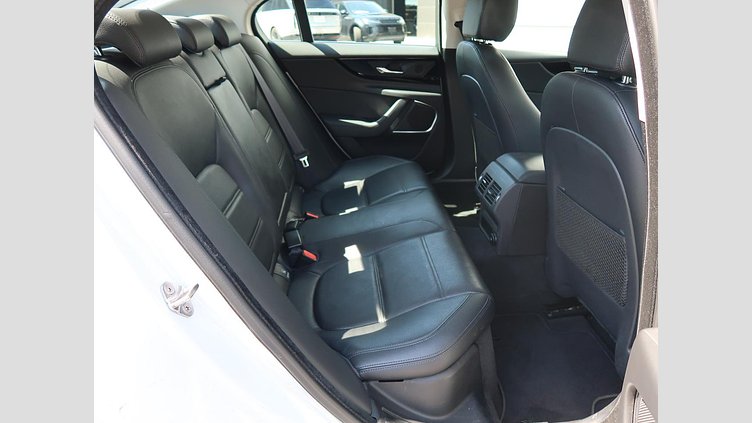 2019 認定中古車 Jaguar XE ユーロンホワイト D180 RWD AUTOMATIC 4 door Saloon S