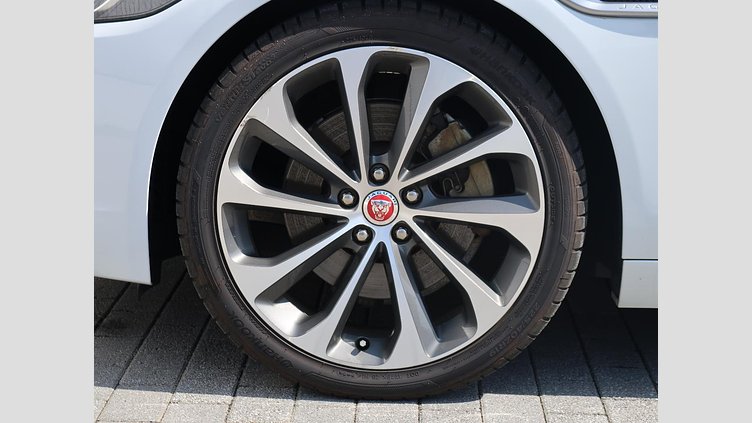 2019 認定中古車 Jaguar XE ユーロンホワイト D180 RWD AUTOMATIC 4 door Saloon S