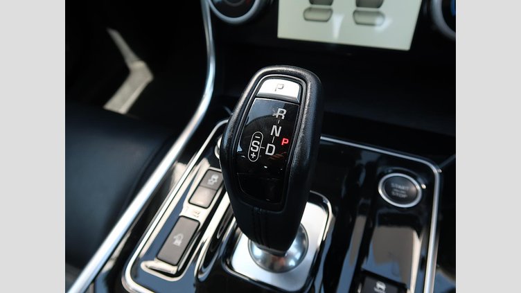 2019 認定中古車 Jaguar XE ユーロンホワイト D180 RWD AUTOMATIC 4 door Saloon S