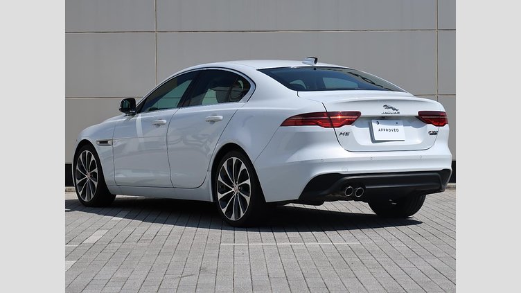 2019 認定中古車 Jaguar XE ユーロンホワイト D180 RWD AUTOMATIC 4 door Saloon S