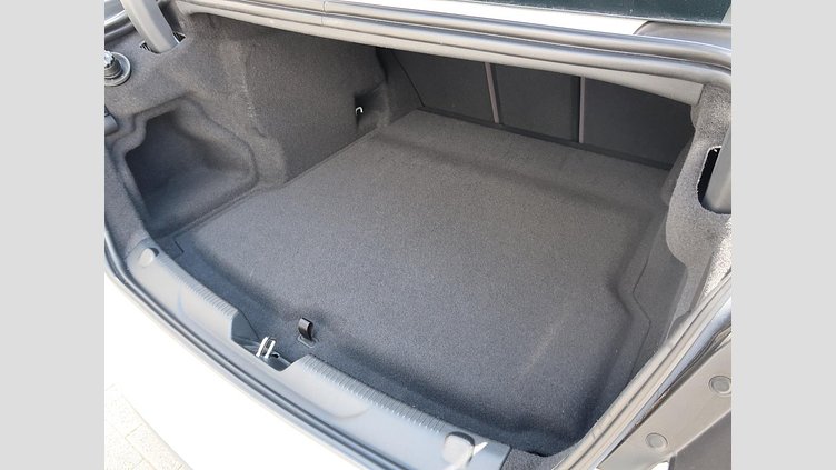 2019 認定中古車 Jaguar XE ユーロンホワイト D180 RWD AUTOMATIC 4 door Saloon S