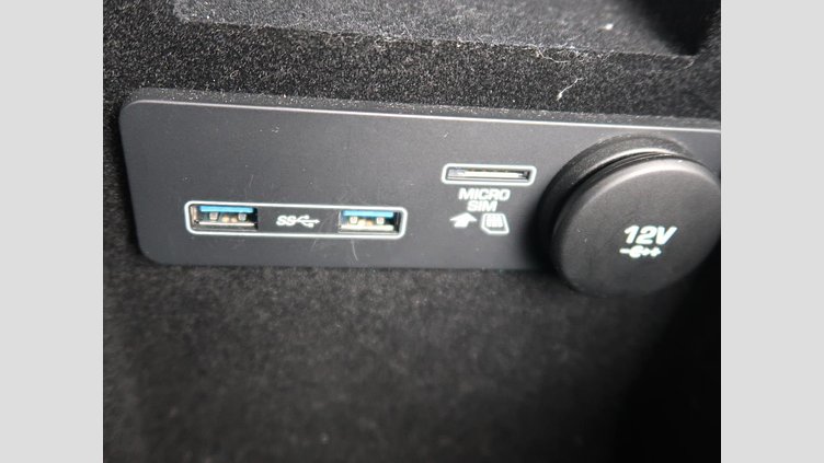 2019 認定中古車 Jaguar XE ユーロンホワイト D180 RWD AUTOMATIC 4 door Saloon S