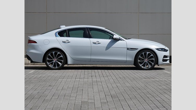 2019 認定中古車 Jaguar XE ユーロンホワイト D180 RWD AUTOMATIC 4 door Saloon S