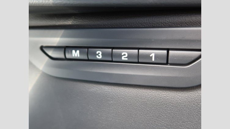 2019 認定中古車 Jaguar XE ユーロンホワイト D180 RWD AUTOMATIC 4 door Saloon S