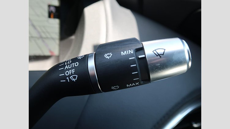 2019 認定中古車 Jaguar XE ユーロンホワイト D180 RWD AUTOMATIC 4 door Saloon S