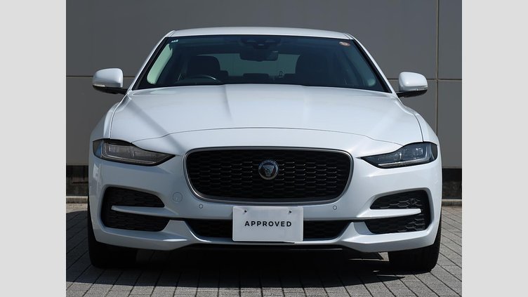 2019 認定中古車 Jaguar XE ユーロンホワイト D180 RWD AUTOMATIC 4 door Saloon S