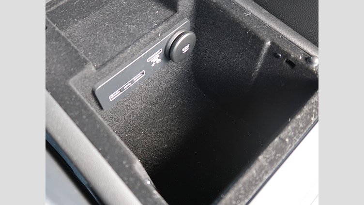 2019 認定中古車 Jaguar XE ユーロンホワイト D180 RWD AUTOMATIC 4 door Saloon S