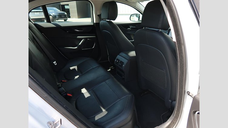 2019 認定中古車 Jaguar XE ユーロンホワイト D180 RWD AUTOMATIC 4 door Saloon S