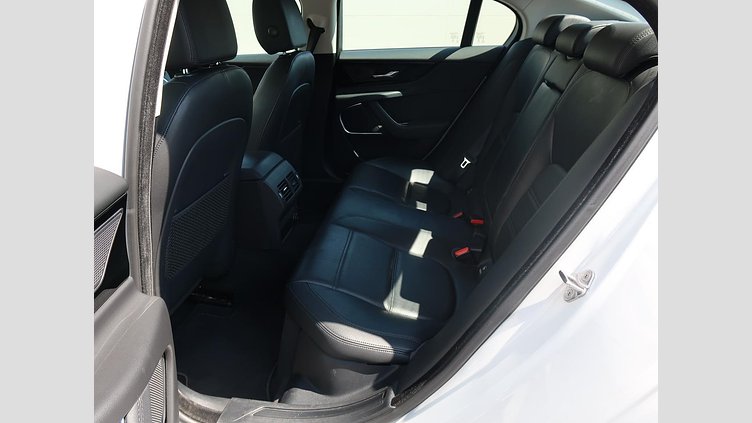 2019 認定中古車 Jaguar XE ユーロンホワイト D180 RWD AUTOMATIC 4 door Saloon S