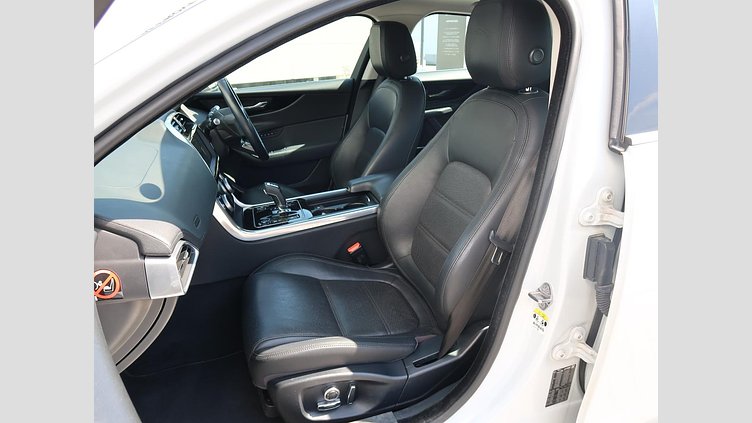 2019 認定中古車 Jaguar XE ユーロンホワイト D180 RWD AUTOMATIC 4 door Saloon S