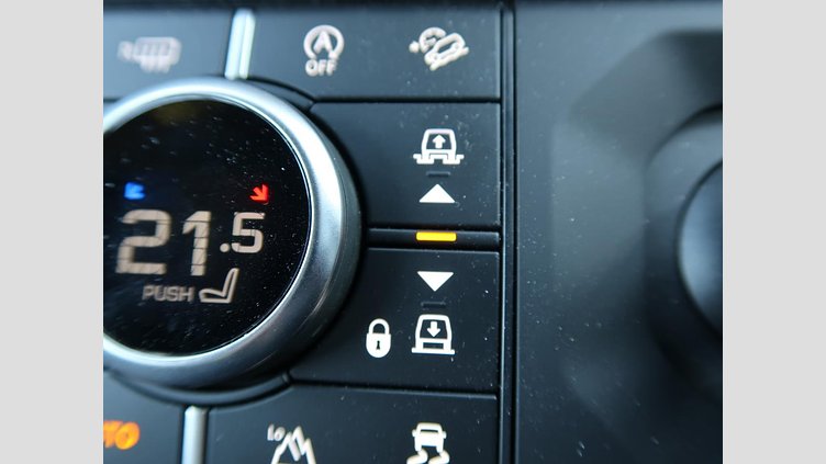 2023 認定中古車 Land Rover Defender 110 サントリーニブラック D300 AWD（AT） X-DYNAMIC HSE